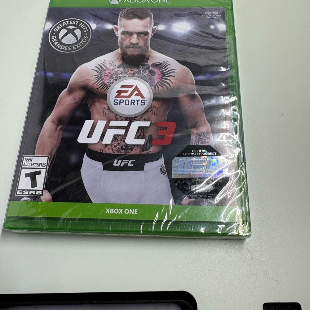 UFC 3 Xbox One - Black/White